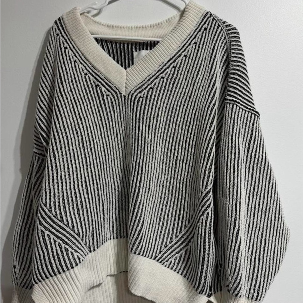 Aerie Black and White V-Neck Sweater Jumper